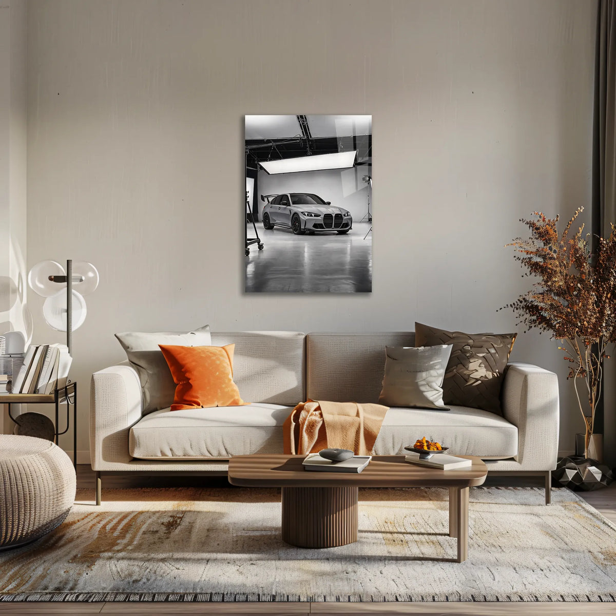 Poster métal BMW M3 G80 grise en studio accroché au-dessus d'un canapé dans un salon