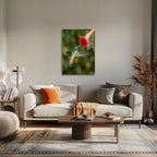 Poster métal colibri en vol devant une fleur rouge au mur d'un bureau, au-dessus du plan de travail