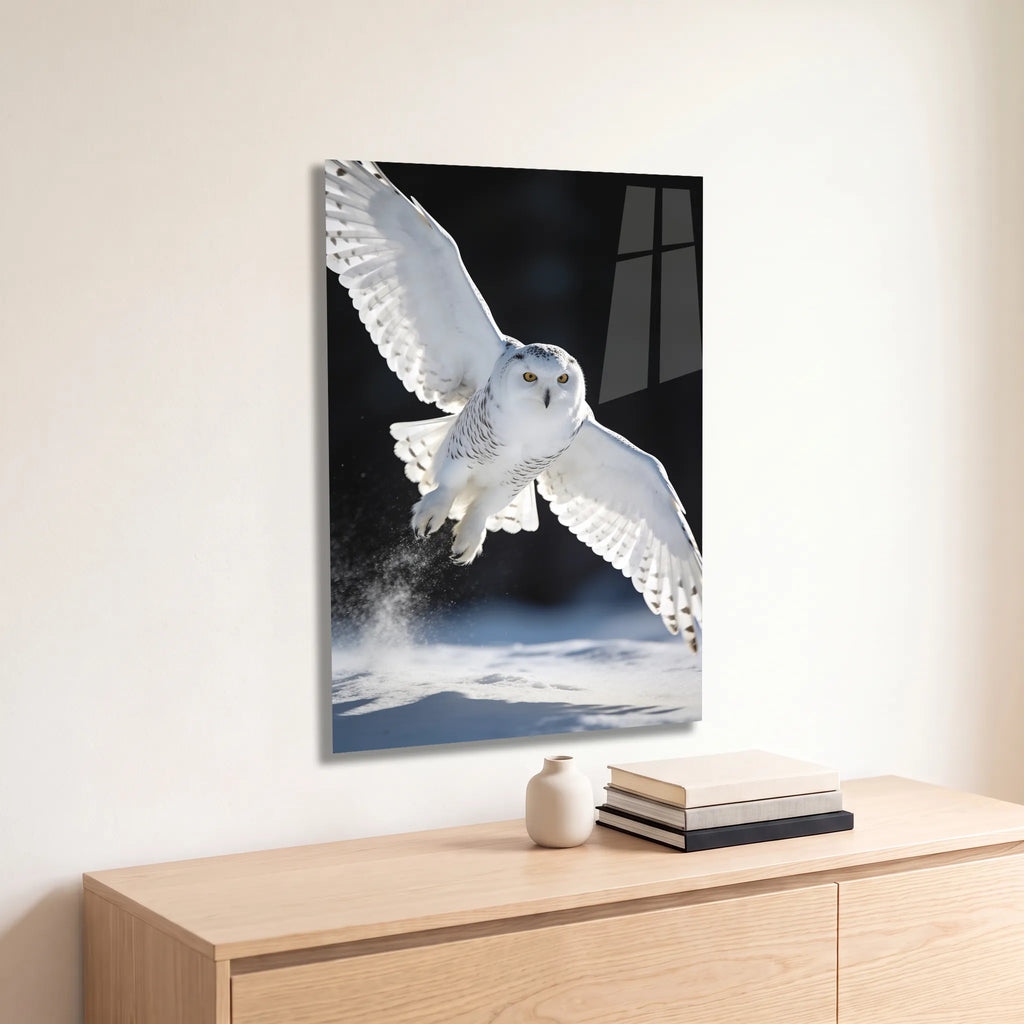 Poster métal harfang des neiges prenant son envol accroché au-dessus d'un canapé dans un salon