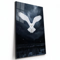 Poster métal harfang des neiges en vol dans la nuit, plaque aluminium brillante vue de trois quarts