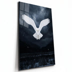 Poster métal harfang des neiges en vol dans la nuit, plaque aluminium brillante vue de trois quarts