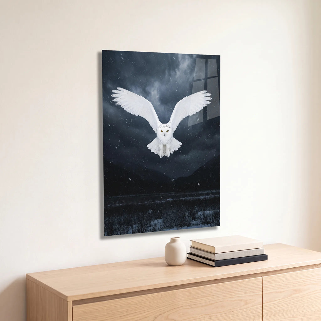 Poster métal harfang des neiges en vol dans la nuit accroché au-dessus d'un canapé dans un salon