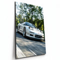 Poster métal Honda NSX blanche sur une route boisée, plaque aluminium brillante vue de trois quarts