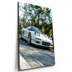 Poster métal Honda NSX blanche sur une route boisée, plaque aluminium brillante vue de trois quarts
