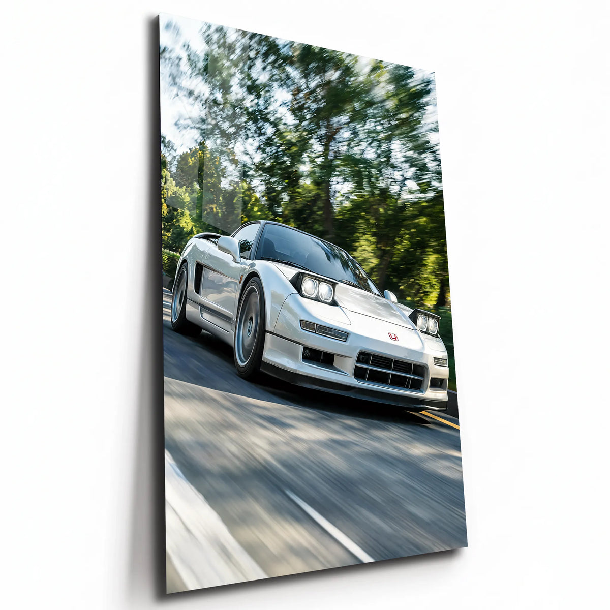 Poster métal Honda NSX blanche sur une route boisée, plaque aluminium brillante vue de trois quarts