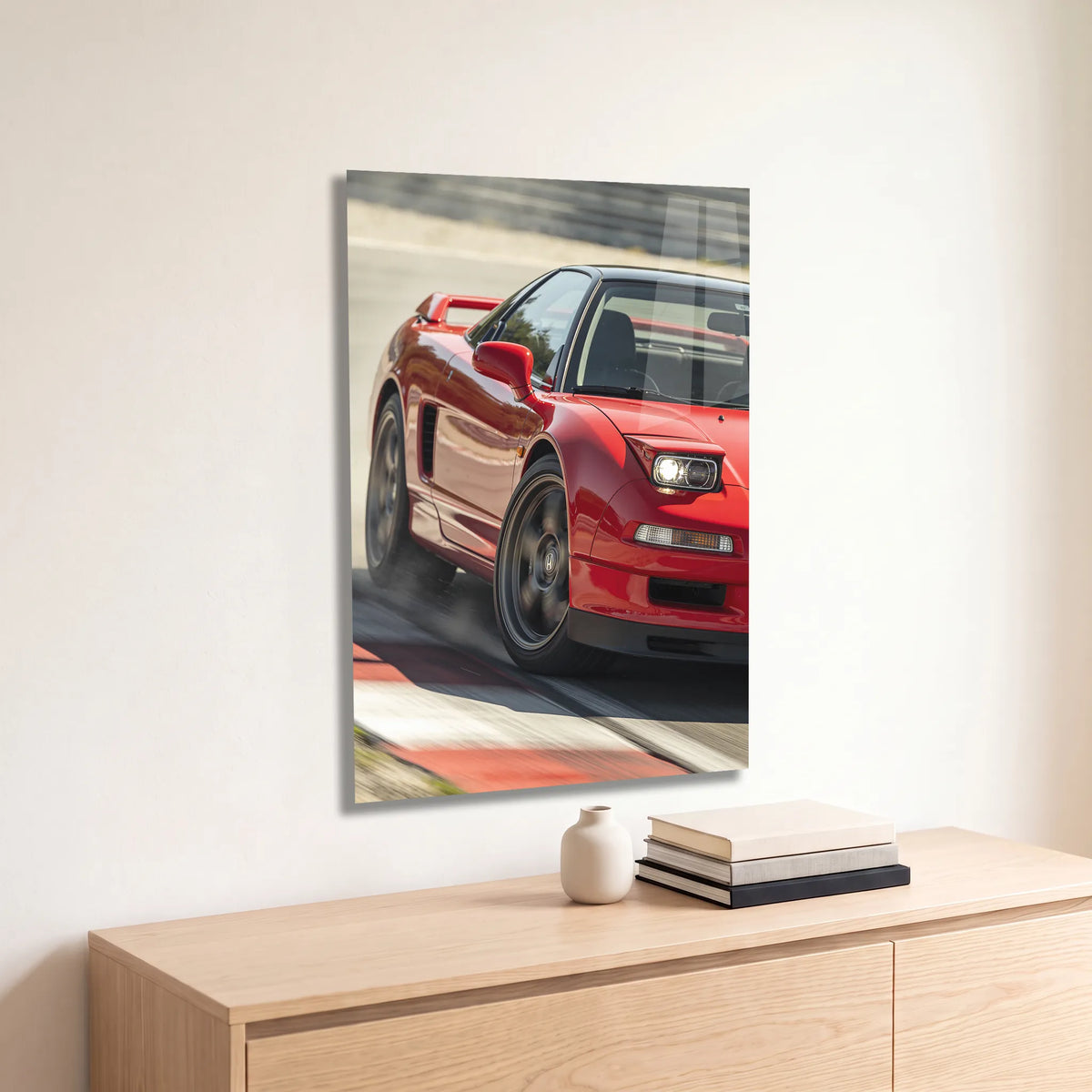 Poster métal Honda NSX rouge sur circuit accroché au-dessus d'un canapé dans un salon