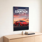 Poster métal Lamborghini Countach rouge au coucher du soleil accroché au-dessus d'un canapé dans un salon