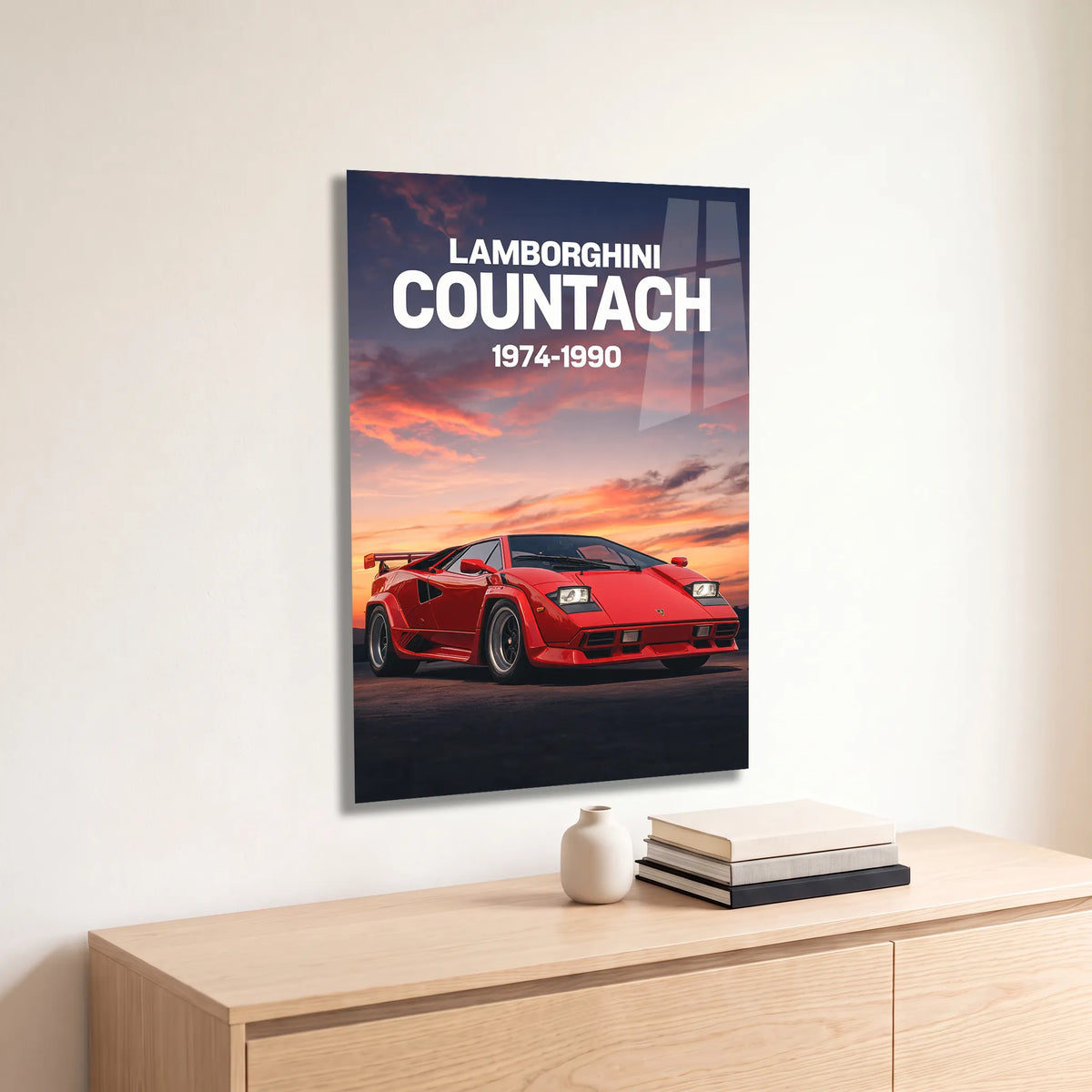 Poster métal Lamborghini Countach rouge au coucher du soleil accroché au-dessus d'un canapé dans un salon
