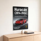 Poster métal affiche Lamborghini Huracán 2014-2024 accroché au-dessus d'un canapé dans un salon