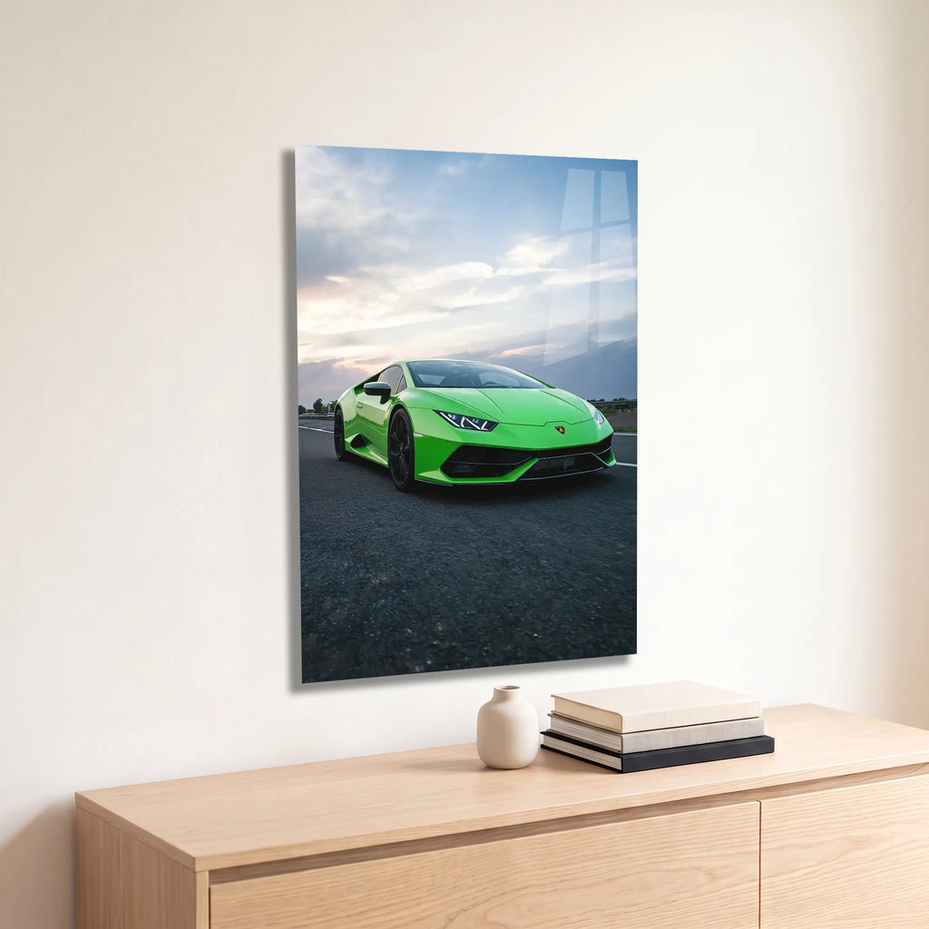 Poster métal Lamborghini Huracán verte de trois quarts avant accroché au-dessus d'un canapé dans un salon