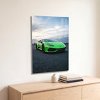 Poster métal Lamborghini Huracán verte de trois quarts avant accroché au-dessus d'un canapé dans un salon