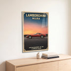 Poster métal affiche vintage Lamborghini Miura rouge accroché au-dessus d'un canapé dans un salon