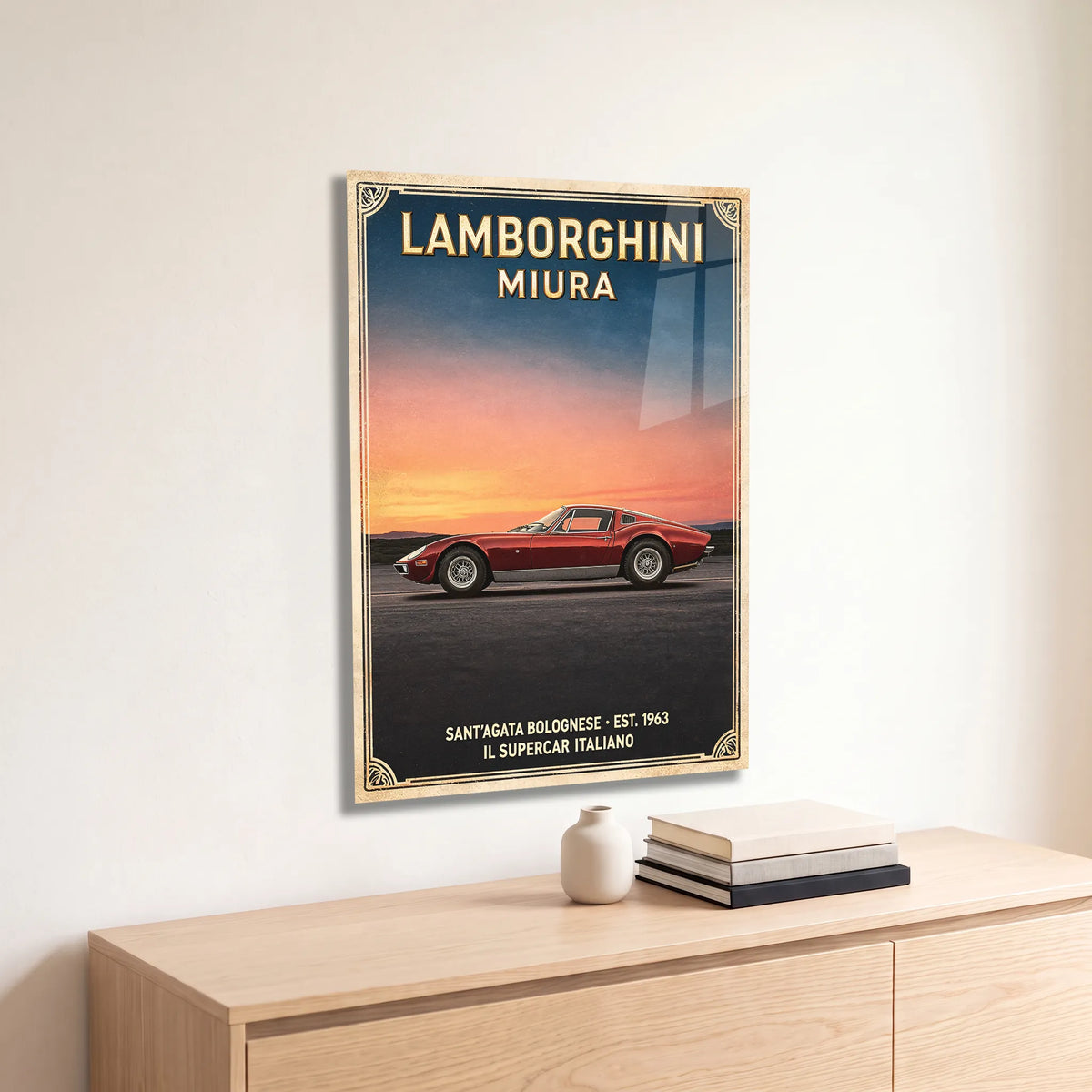 Poster métal affiche vintage Lamborghini Miura rouge accroché au-dessus d'un canapé dans un salon