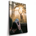Poster métal photographe face à un cerf au lever du soleil, plaque aluminium brillante vue de trois quarts