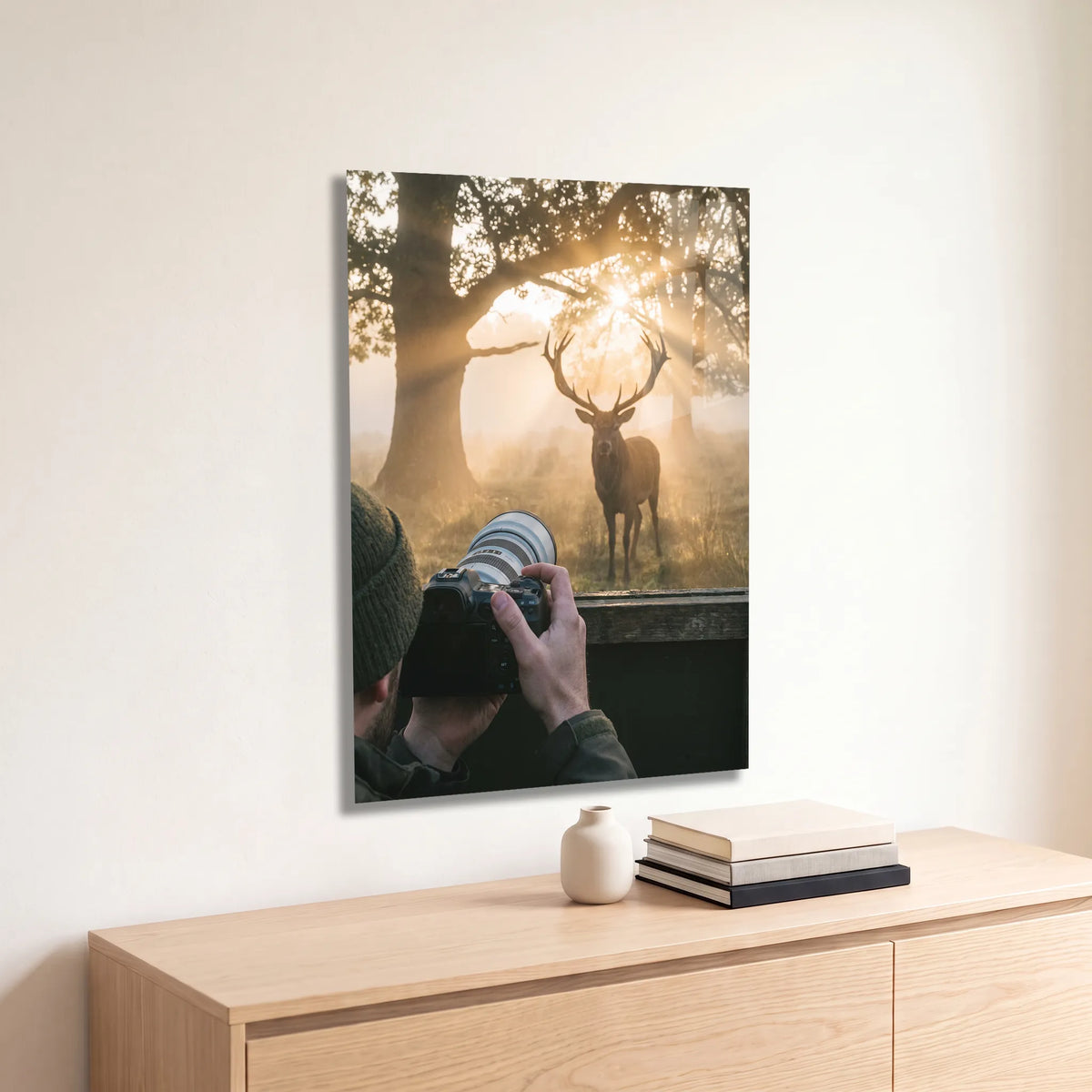 Poster métal photographe face à un cerf au lever du soleil accroché au-dessus d'un canapé dans un salon