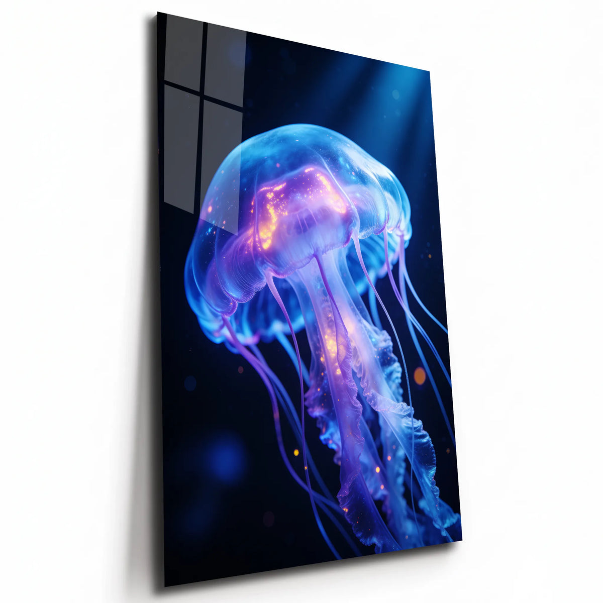 Poster métal méduse bioluminescente dans l'eau noire, plaque aluminium brillante vue de trois quarts