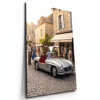 Poster métal Mercedes 300 SL Gullwing portes ouvertes dans un village, plaque aluminium brillante vue de trois quarts