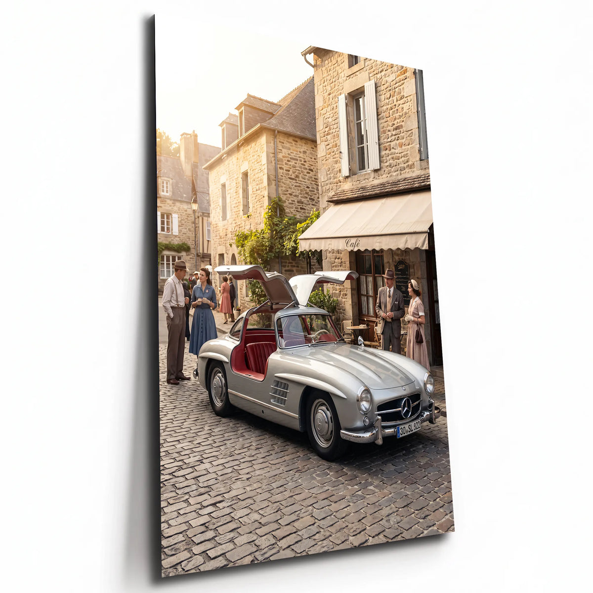Poster métal Mercedes 300 SL Gullwing portes ouvertes dans un village, plaque aluminium brillante vue de trois quarts