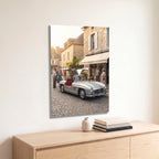 Poster métal Mercedes 300 SL Gullwing portes ouvertes dans un village accroché au-dessus d'un canapé dans un salon