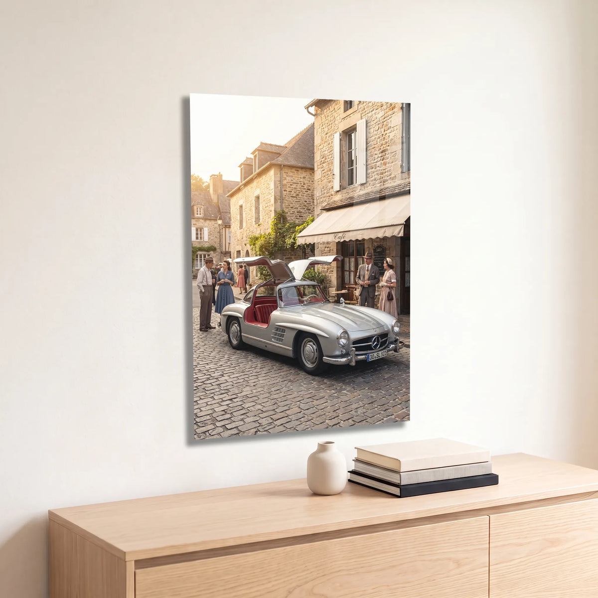 Poster métal Mercedes 300 SL Gullwing portes ouvertes dans un village accroché au-dessus d'un canapé dans un salon