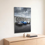 Poster métal Nissan GT-R R32, R34 et R35 sur circuit accroché au-dessus d'un canapé dans un salon