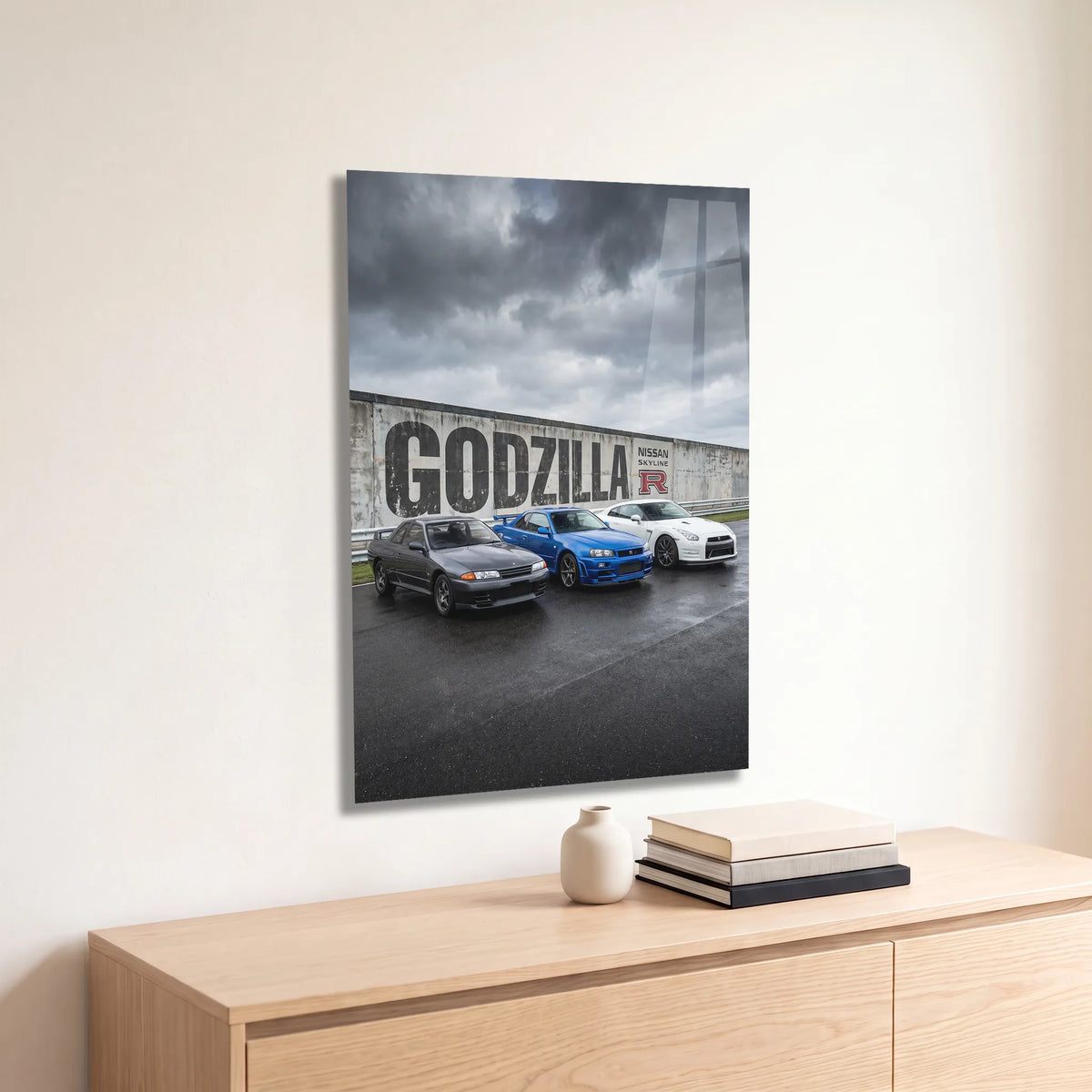 Poster métal Nissan GT-R R32, R34 et R35 sur circuit accroché au-dessus d'un canapé dans un salon