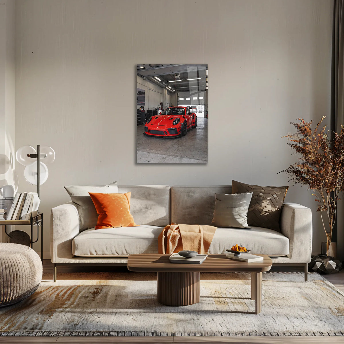 Poster métal Porsche 911 GT3 RS rouge au stand accroché au-dessus d'un canapé dans un salon
